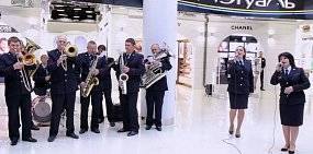 В Оренбурге духовой оркестр УМВД поздравил женщин с 8 марта 