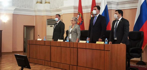 Глава Оренбурга Владимир Ильиных впервые появился на заседании Горсовета после месяца отсутствия, однако депутаты не задали ему ни одного вопроса