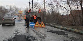 В Орске дорогу ремонтировали во время паводка и дождя