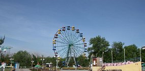 Колесо обозрения в центральном парке Орска