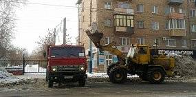 В центре Орска вновь убирают снежные завалы
