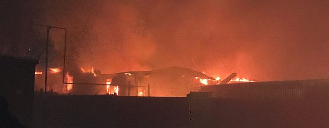 На Гудроне в Орске сильный пожар: жилой барак на несколько семей сгорел полностью (фото и видео)