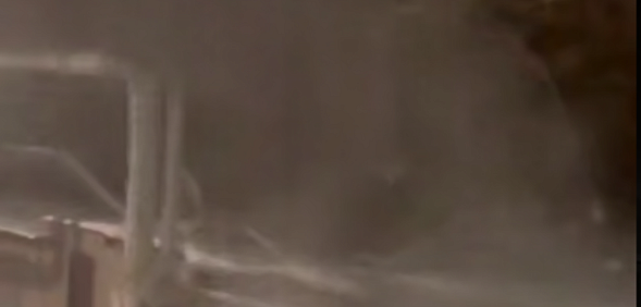 Кипяток из трубы на улице Шевченко в Оренбурге, фото: скрин с видео тг-канал Евгения Солнцева