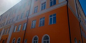 В Новотроицке строители начали нагонять отставания при ремонте школы №10, но дефекты на уже отремонтированном фасаде пока не устранили