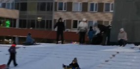 Малыши катаются на ступенях к памятнику в Оренбурге, фото: скрин видео местных жителей