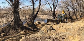 «Что вам всем неймется?»: Как встречают на ул. Крайней Орска, где незаконно выкапывают канализационные трубы