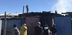 В Орске в поселке Лесоторговый горит барак, где живут 4 семьи 