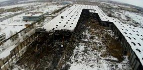 В Орске на территории бывшего завода ОЗТП рабочего насмерть придавило плитой