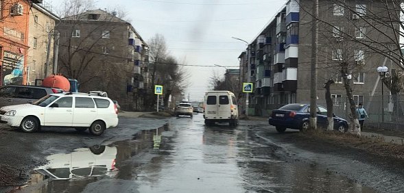 В центре Орска залило дороги и тротуары