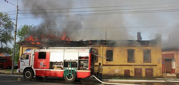 В Оренбурге в результате сильного пожара сгорели два дома