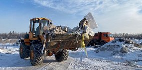 В Оренбурге вывезли снег и мусор из поймы Урала в районе ЖК «Дубки»