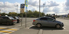 Инспекторы ГИБДД и общественники Орска искали тех, кто занимает места инвалидов