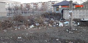 Жители Орска недовольны «свинарником» около детского сада и школы 