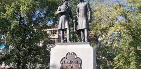 В Оренбурге птицы портят бронзовый памятник Пушкину и Далю