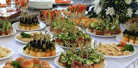 Закуски на одном из праздничных мероприятий