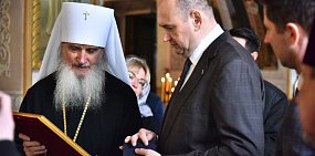 Евгений Солнцев получил в подарок от главы Оренбургской митрополии образ Божией Матери
