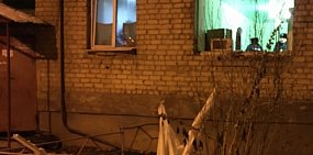 В жилом доме Орска произошел хлопок, в квартире выбило стекла