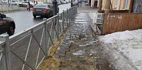 Разрушенная плитка на улице Пролетарской в Оренбурге, фото: Андрей Лысенко