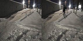 Лестница превратилась в снежную горку. Фото: Типичный Оренбург