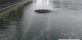 Власти Орска объяснили, почему вода на проспекте Ленина не попадает в ливневки