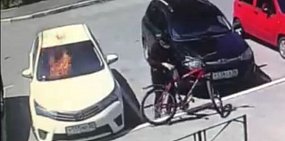 В Оренбурге неизвестный на велосипеде поджег автомобиль. Видео