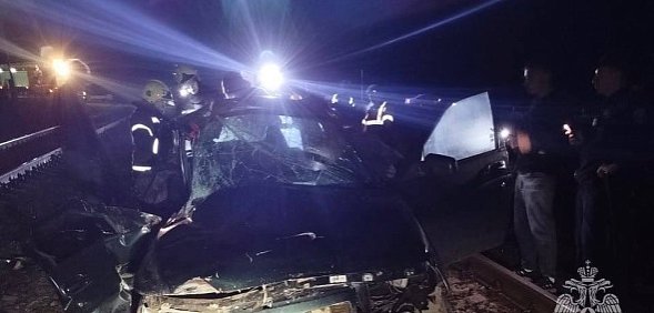 В Оренбургской области легковой автомобиль столкнулся с тепловозом 