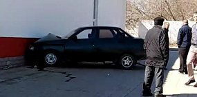 В Оренбурге легковушка въехала в фасад магазина «Магнит»