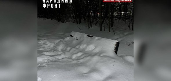 Заснеженная лавочка в парке  «Березка». Фото Народного Фронта