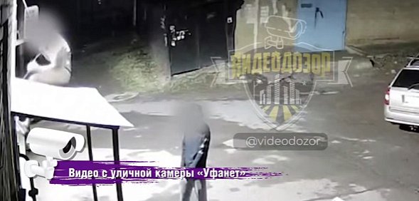 Парень пытается забраться по линии электропередач. Стоп-кадр с камер видеонаблюдения 