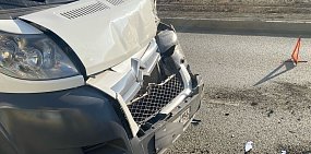 В центре Орска в районе «6 школы» столкнулись два маршрутных автобуса