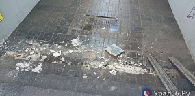 В Оренбурге в отремонтированном год назад подземном переходе у Музкомедии обвалилась плитка и штукатурка