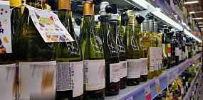 Алкогольная продукция в магазине. Фото из архива