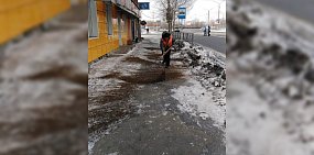 Коммунальщики обрабатывают остановку смесью от гололеда 