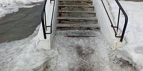 Посетители детской поликлиники в Кувандыке жалуются на нерасчищенные ступеньки 