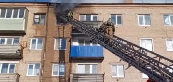 Восьмилетнего ребенка спасли во время пожара в многоэтажке в Оренбургской области