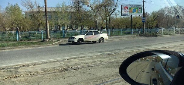 На дорогах Орска автомобили продолжают пробивать колеса