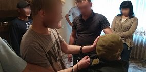 Орчанин, обвиняемый в убийстве 2-летнего ребенка, перекладывает вину на его мать