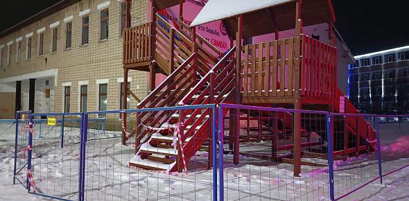 В Кувандыке собрали новую большую деревянную горку, но кататься на ней пока нельзя