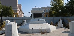 «Маленький Ленин» в Оренбурге вернется на свое место спустя 7 лет. Постамент и столбики ограждения снесут 