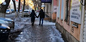 Гололед в Оренбурге: на тротуарах и дорогах опасная ситуация