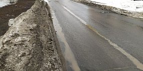 Некачественная уборка снега в Орске сузила и без того неширокую дорогу почти на метр