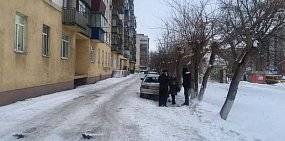 На место, где глыба льда упала на ребенка, выезжал глава Орска Андрей Одинцов