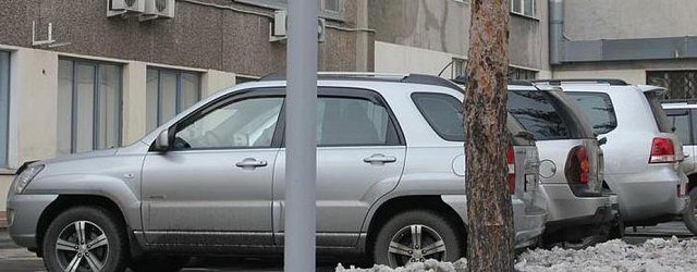 Парковка для служебных машин за зданием орской администрации