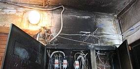 В многоквартирном доме Орска из-за протекающей крыши загорелся щиток