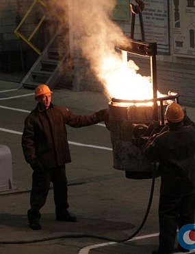 Сокращать работников металлургического производства на Уралмаше в Орске пока не будут. Консервацию цехов перенесли на несколько месяцев