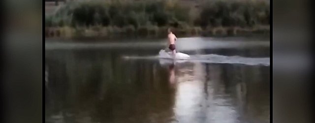 Стоп-кадр из видео, такой уровень воды в реке Урал