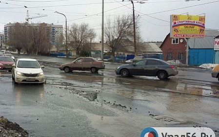 В Орске на проспекте Ленина водители массово пробивают колеса