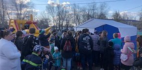 Толпа людей на мероприятии в сквере