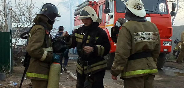Два человека погибли на пожаре в Оренбурге из-за непотушенной сигареты