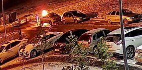 В Оренбурге неизвестный мужчина поджег автомобиль: видео с камер наблюдения